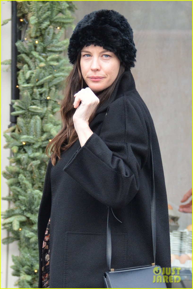 liv tyler shows off bare baby bump 023246357