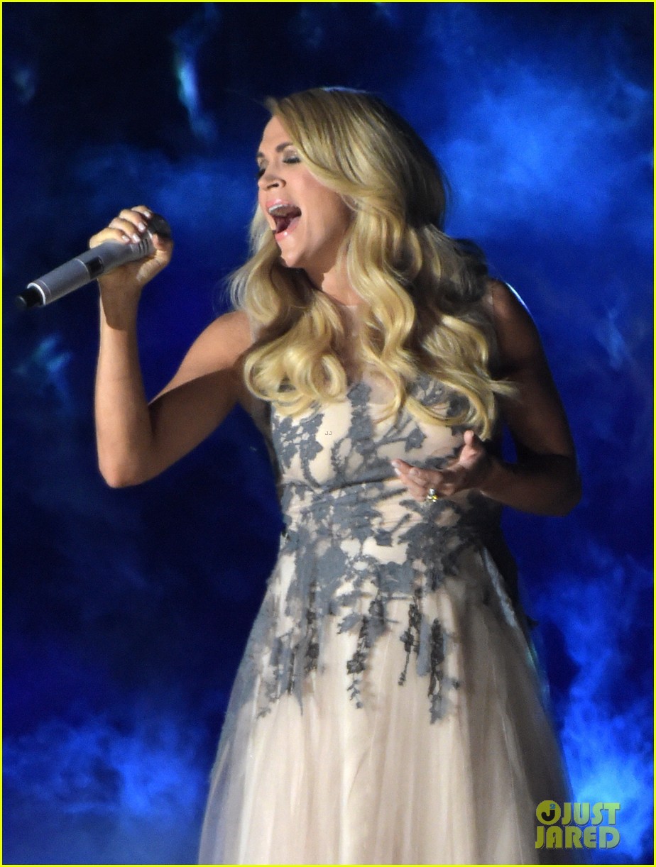 carrie underwood something in the water cma awards 2014 02