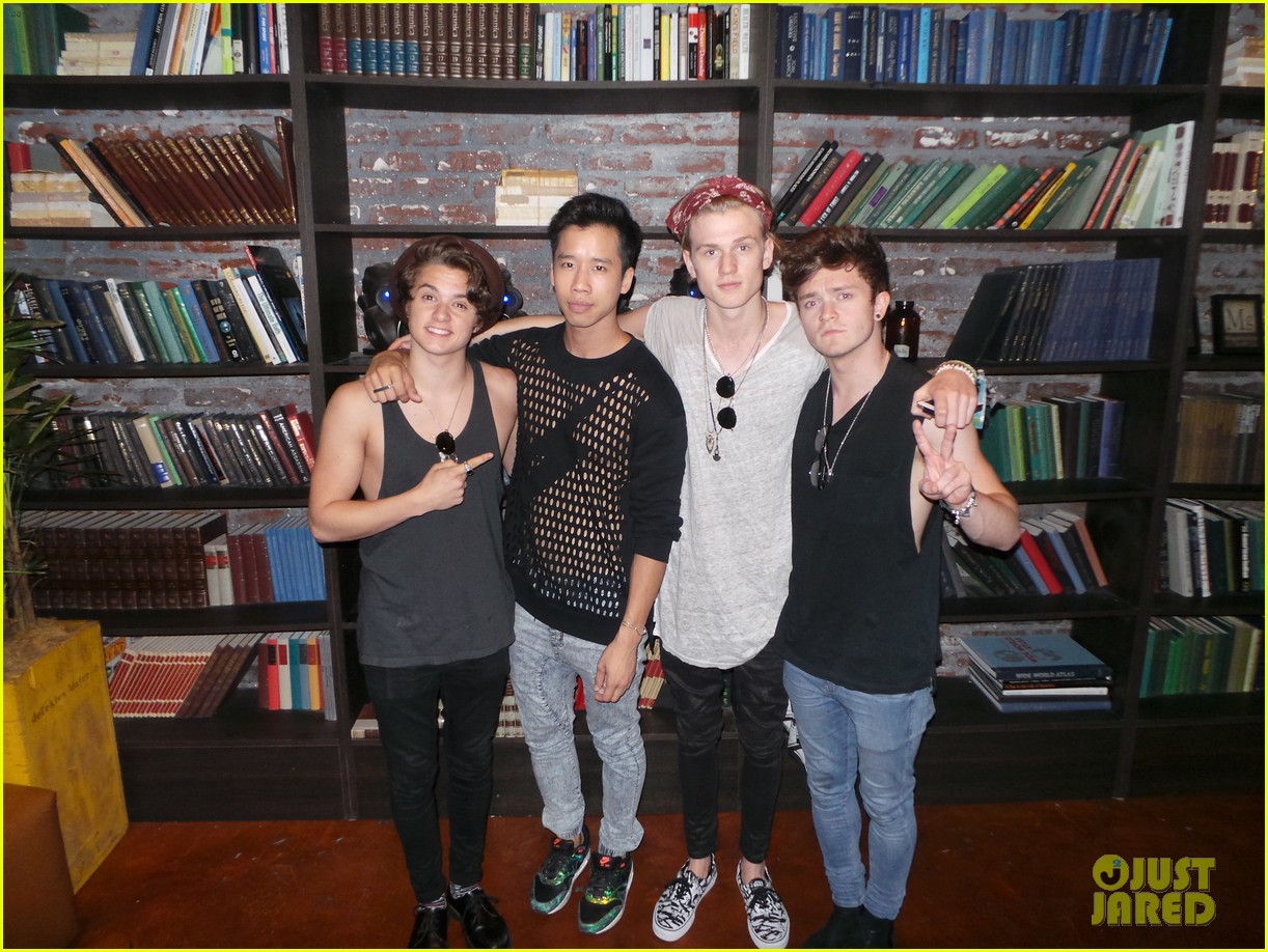 the vamps celebrate us album release with hollywood signing 013240204