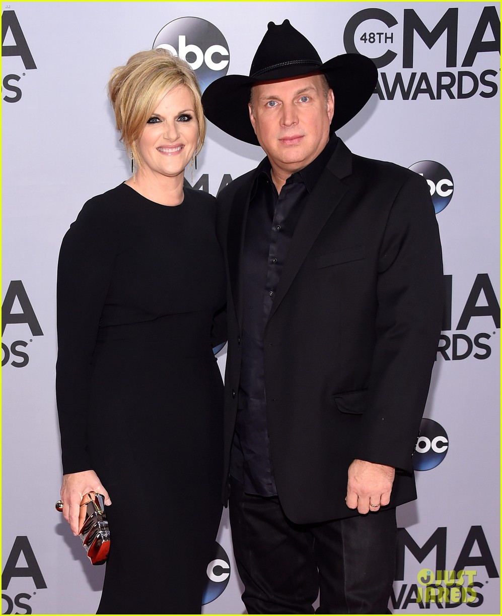 Garth Brooks \u0026 Wife Trisha Yearwood Match in Black at CMA Awards 2014:  Photo 3235860 | 2014 CMA Awards, Garth Brooks, Trisha Yearwood Photos |  Just Jared: Entertainment News, image size:997x1222