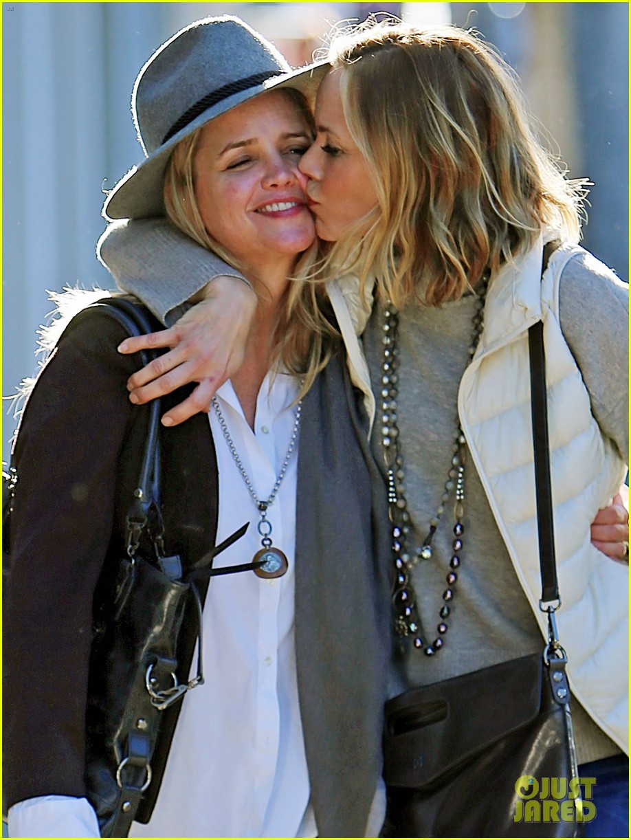 maria bello completely in love with claire munn 043267802