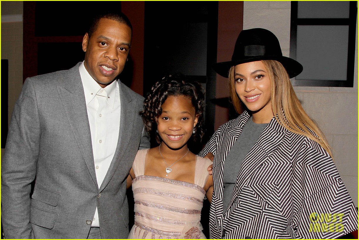 beyonce gets super silly with the girls from the annie movie1 093257107