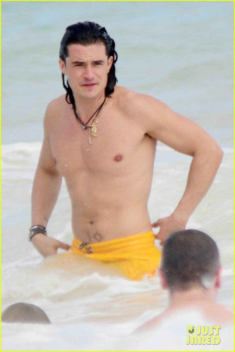 orlando bloom shows off ripped shirtless body 093269363