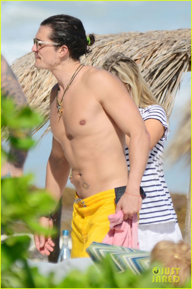orlando bloom shows off ripped shirtless body 26