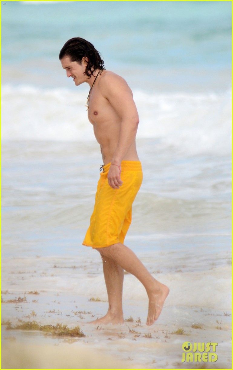 orlando bloom shows off ripped shirtless body 323269386