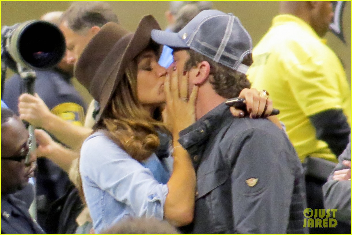 gerard-butler-girlfriend-morgan-brown-share-passionate-kiss-at-the