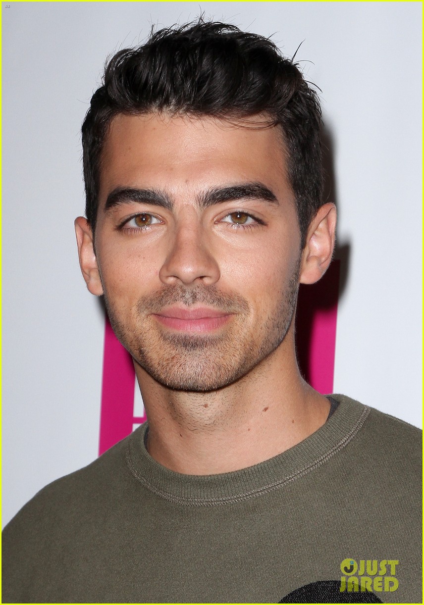 Darren Criss Bows Down to Kristin Chenoweth at Logo's NewNowNext Awards