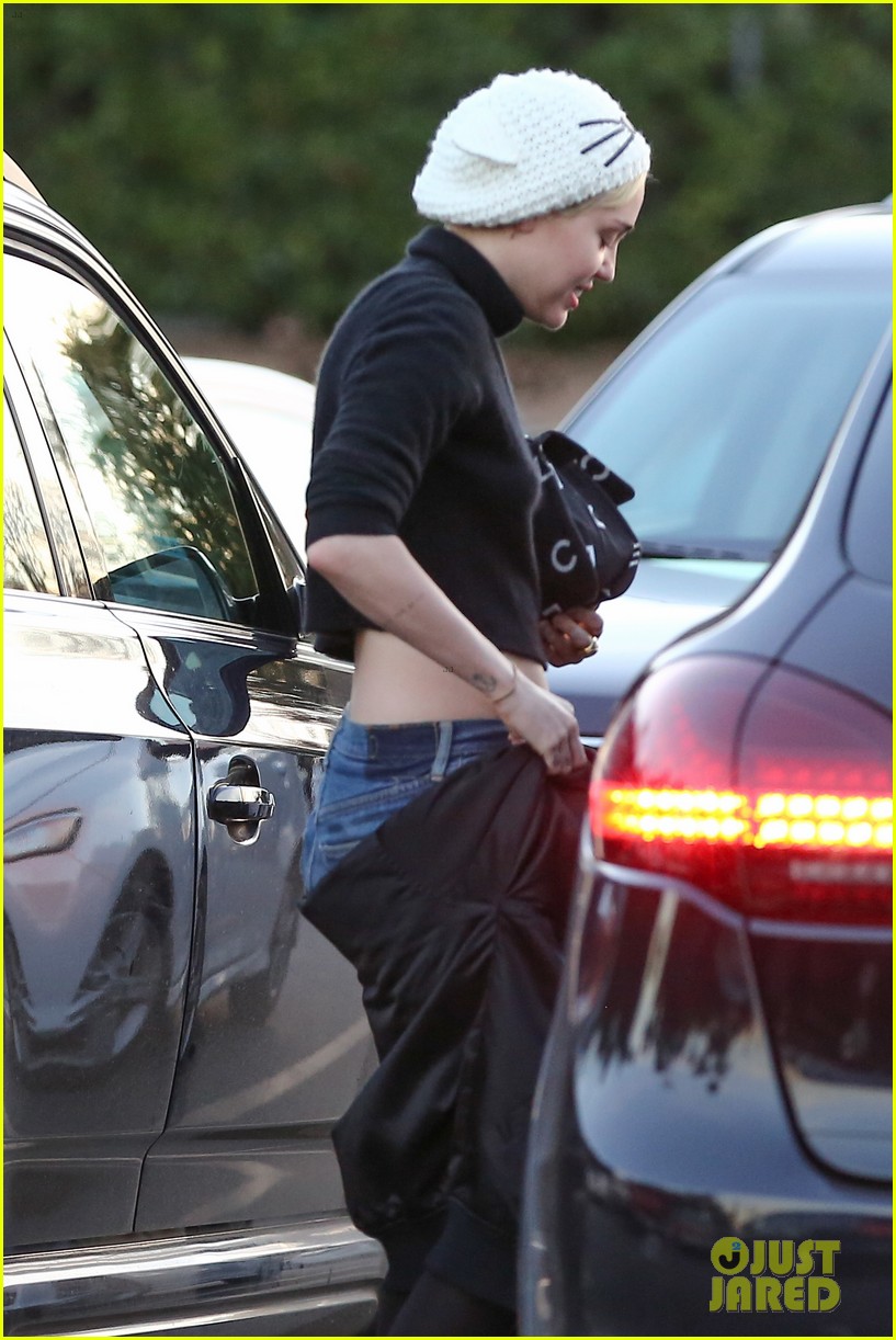 miley cyrus looks happy to be back in los angeles 04