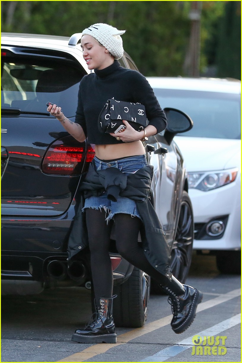 miley cyrus looks happy to be back in los angeles 073258560