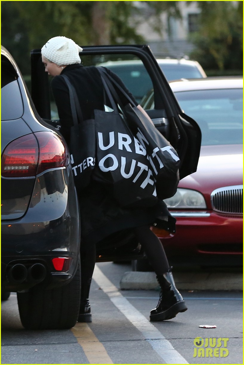 miley cyrus looks happy to be back in los angeles 083258561
