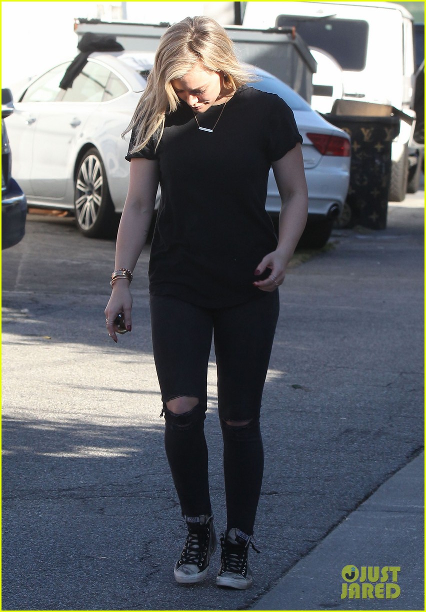 hilary meets up with mike comrie to exchange luca 183268942