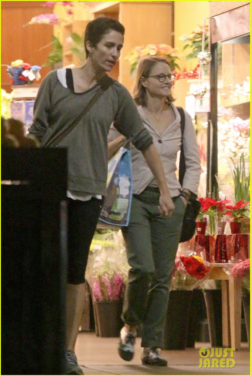 jodie foster all smiles for shipping trip with wife 023252845