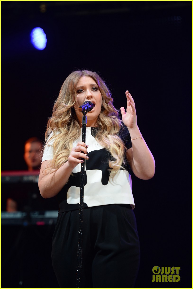 ella henderson yours video christmas live 103255713