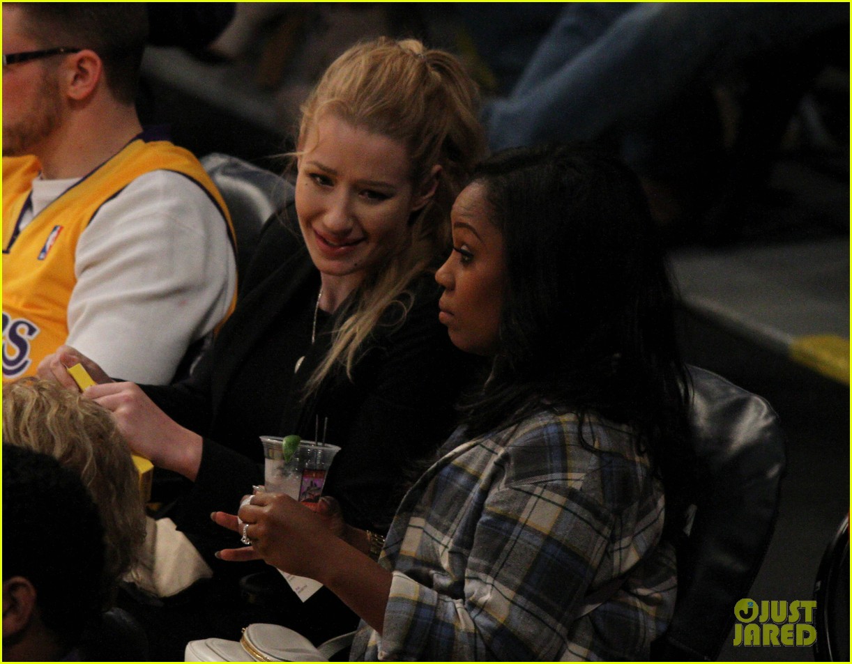 iggy azalea cheers on nick young at the lakers game 013269627