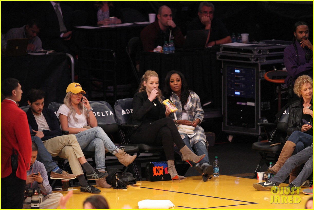 iggy azalea cheers on nick young at the lakers game 053269631