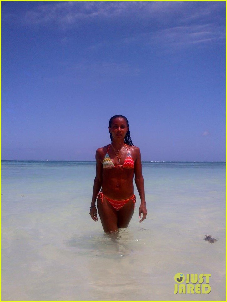 jada pinkett smiths mom 61 has hottest bikini body ever 02