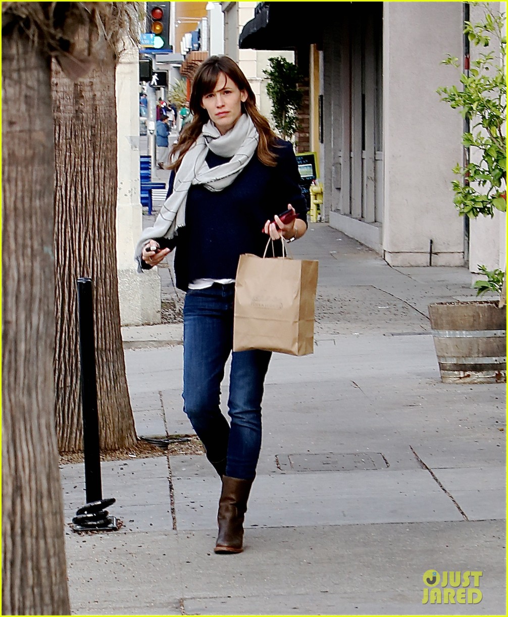 jennifer garner out and about sweater 05