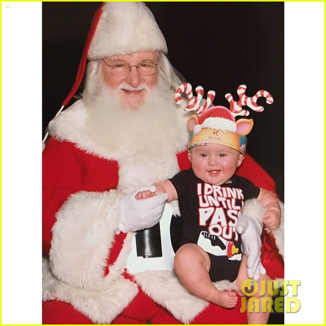 Kelly Clarkson's Baby Daughter River Rose Meets Santa for the 1st Time(00)