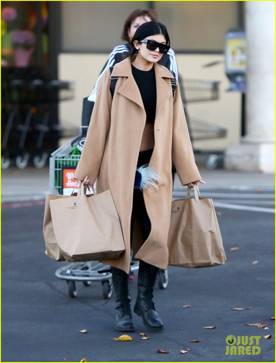 kylie jenner bares her midriff for some grocery shopping 113269616