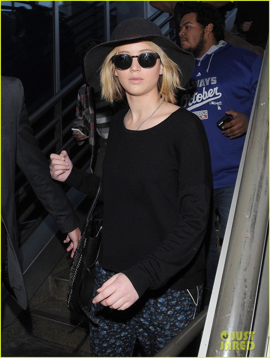 jennifer lawrence leaves hot body guard at home 01