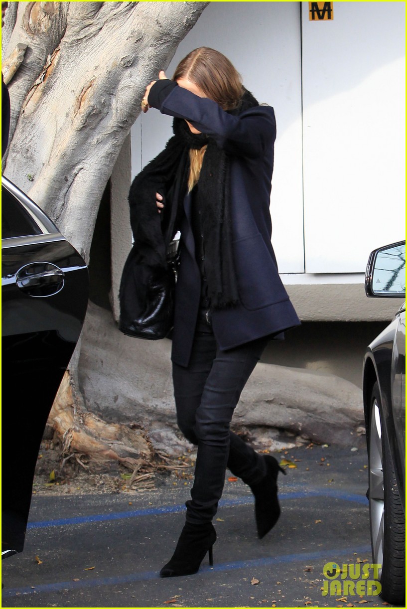 mary kate olsen shops after skipping full house reunion 053256012