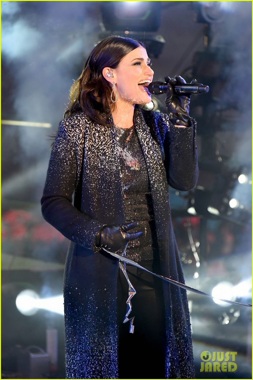 idina menzel sings let it go on new years eve 2015 08