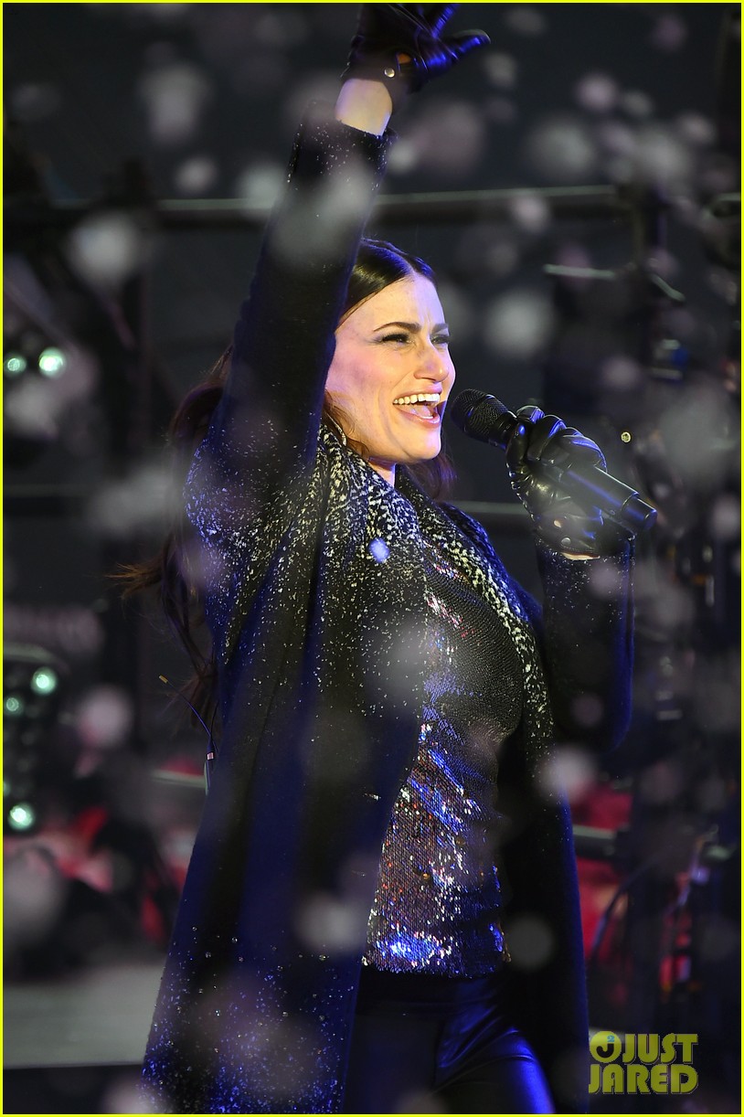 idina menzel sings let it go on new years eve 2015 123270589