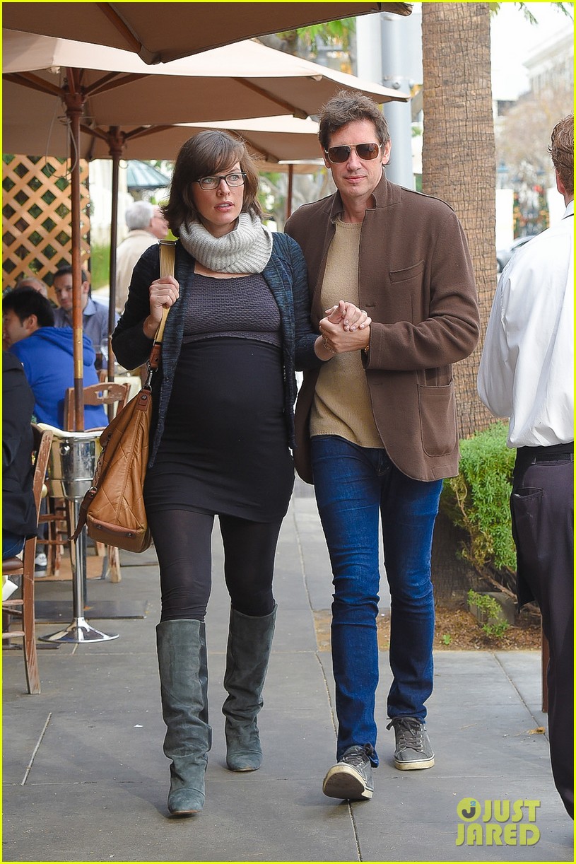 Pregnant Milla Jovovich Looks So In Love with Husband Paul W.S(02)