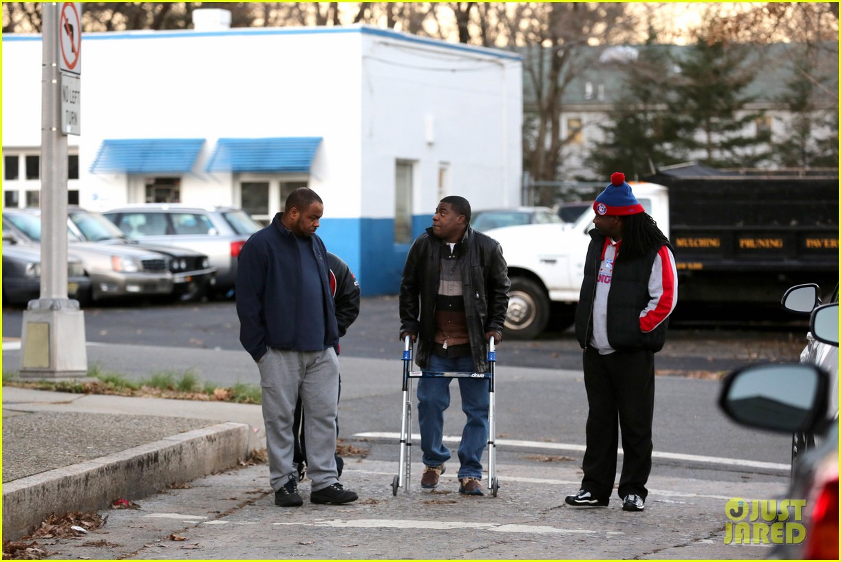 tracy morgan uses his walker after his case against walmart moves forward 193262745