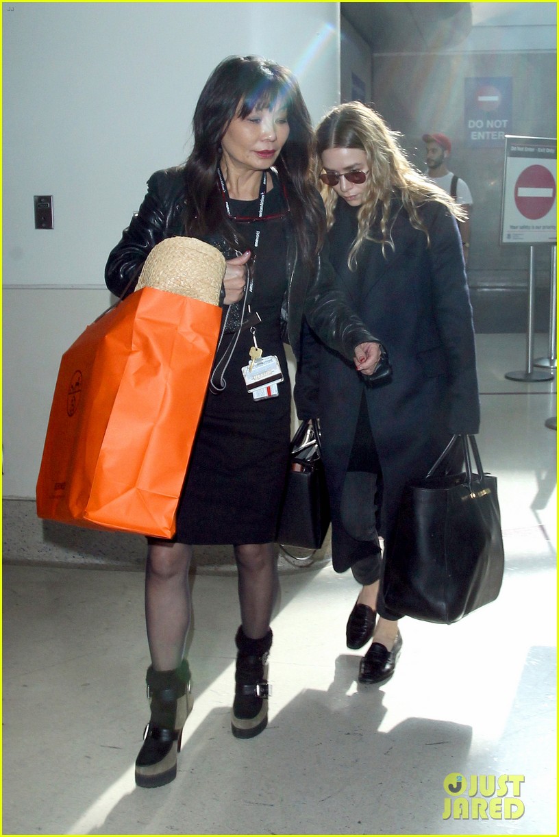 ashley olsen jets out of los angeles before christmas 09