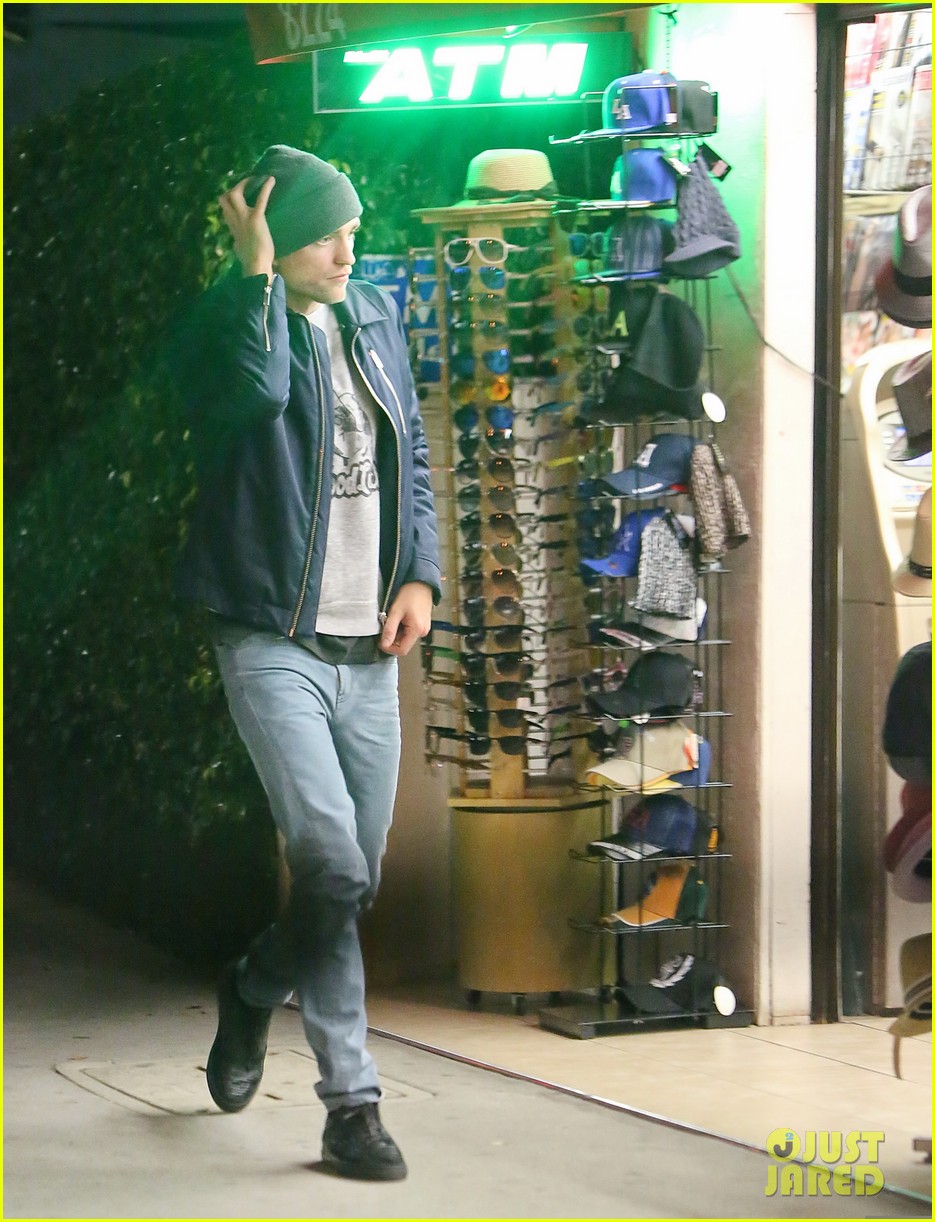 robert pattinson looks so in love fka twigs in new pda packed pics 053267136