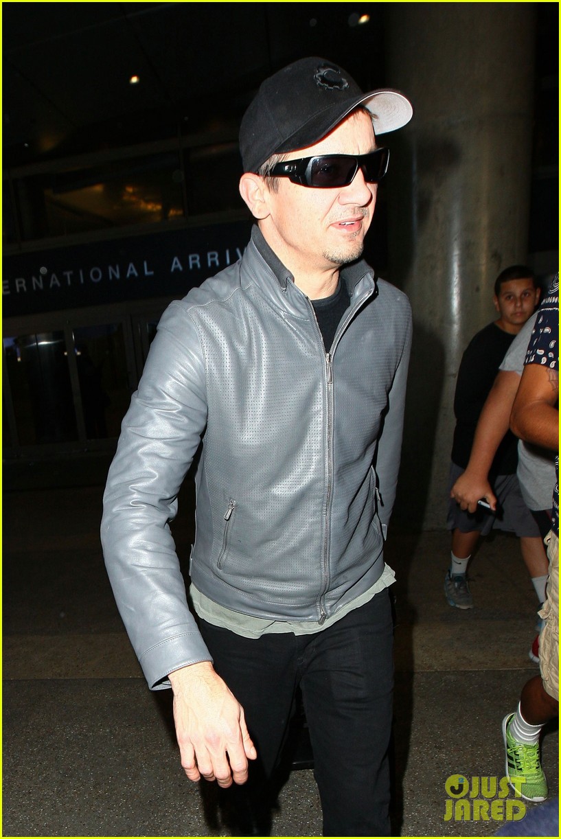 jeremy renner swarmed by fans airport 09
