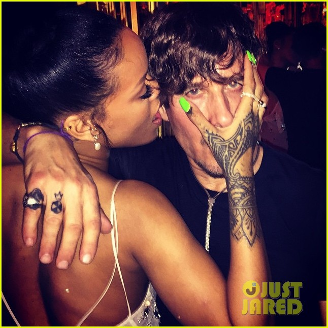 rihanna seen partying licking the face of this famous photographer 013254170