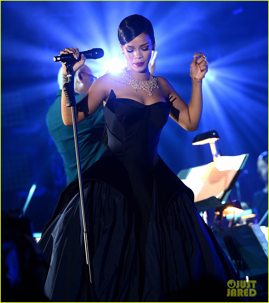 rihanna performs medley of her hits at first ever diamond ball 043260507