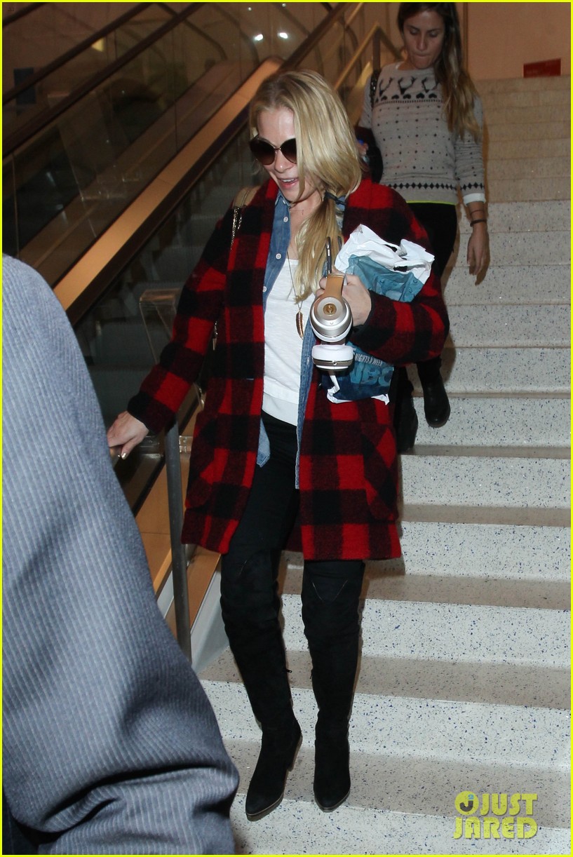 leann rimes touches down at lax just in time for christmas 073267008