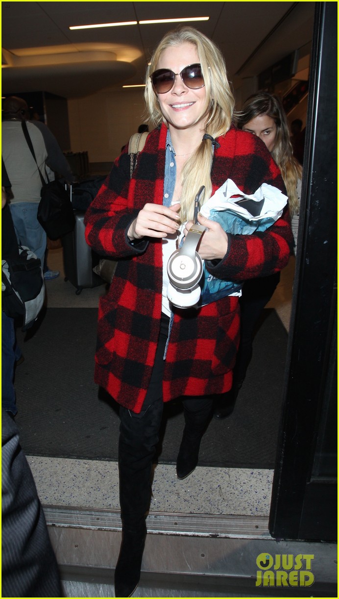 leann rimes touches down at lax just in time for christmas 103267011