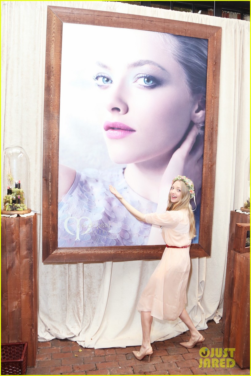 amanda seyfried playfully poses with a giant photo of herself 033253749