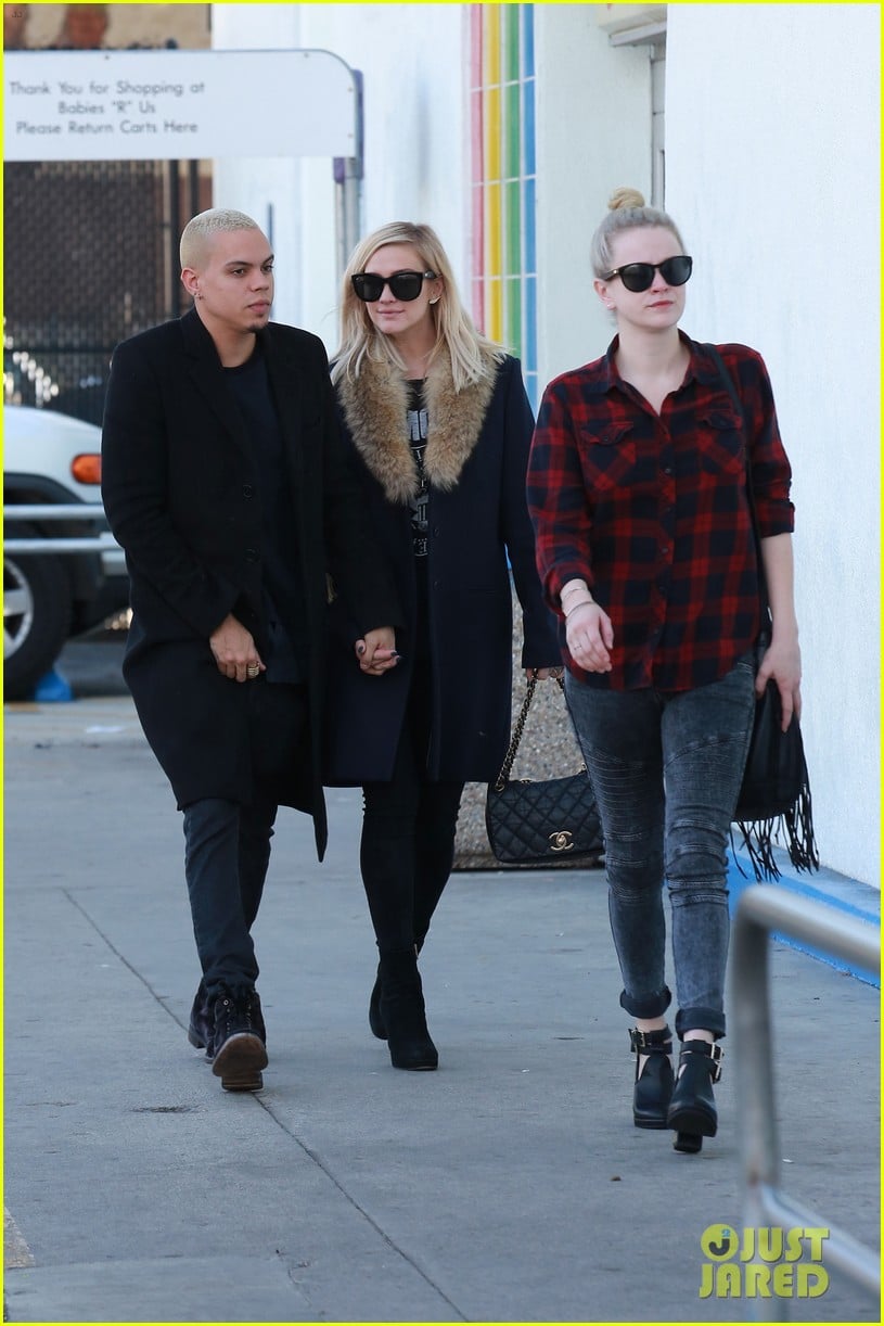 ashlee simpson evan ross step out after baby news 10