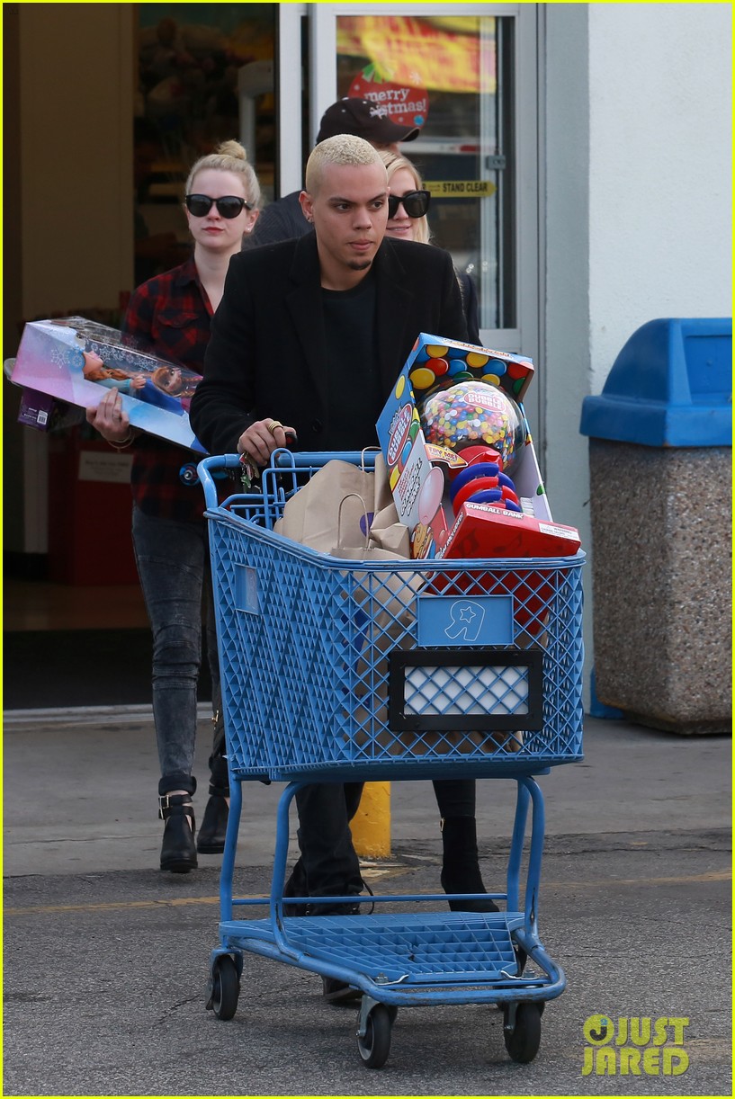 ashlee simpson evan ross step out after baby news 193265781