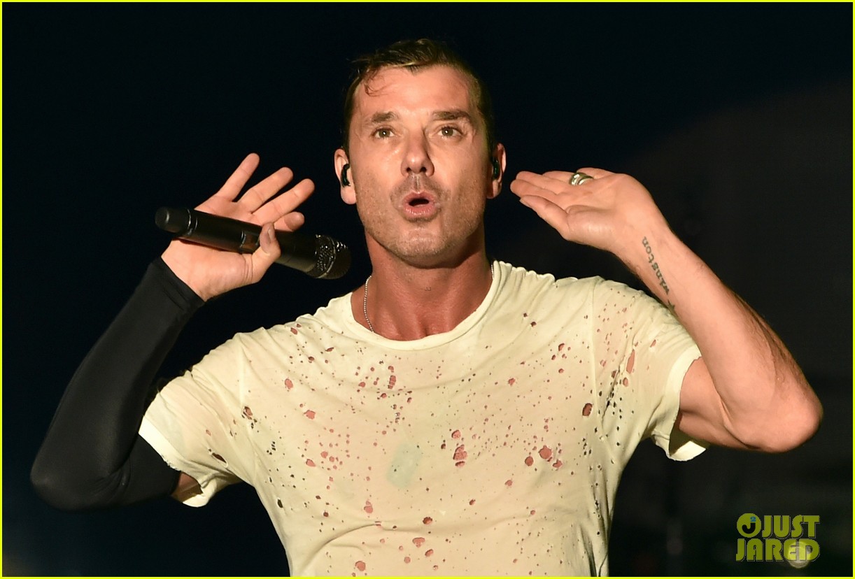 gwen stefani gavin rossdale rock out at kroq almost acoustic christmas 063262395