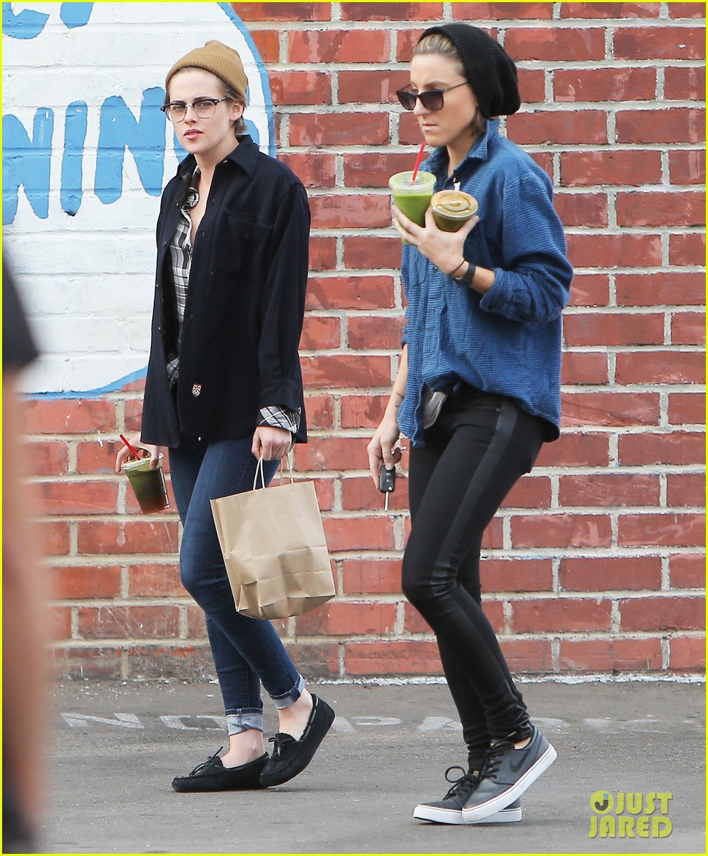 kristen stewart spends christmas eve with bff alicia cargile 053268026