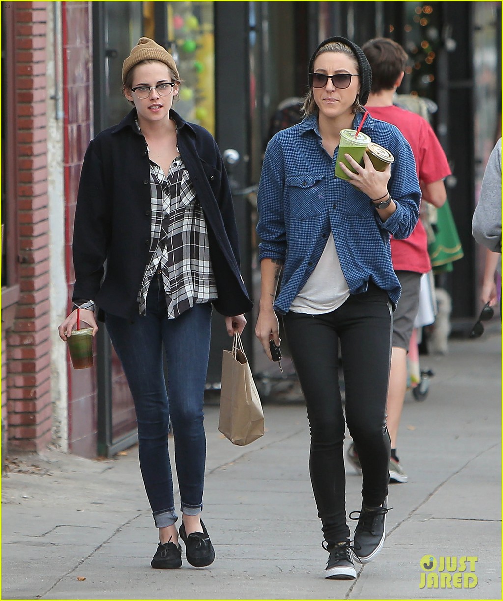 kristen stewart spends christmas eve with bff alicia cargile 093268030