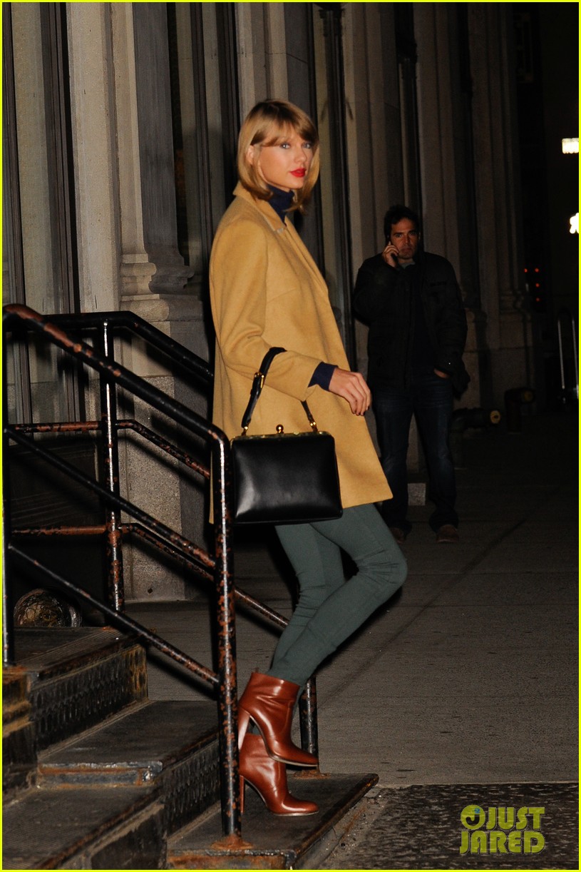 taylor swift hangs out with jay z justin timberlake at her apartment 043262806