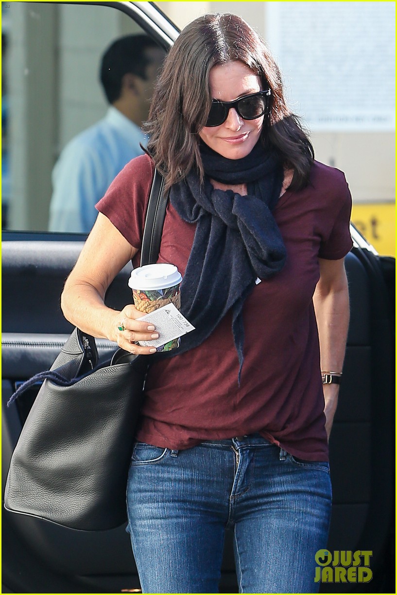 courteney cox toned arms during holidays 113267939