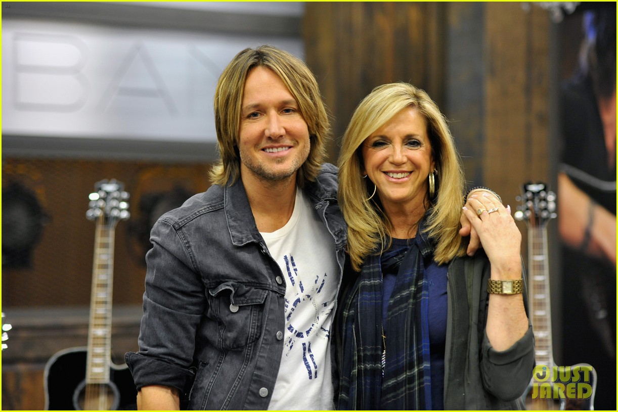 keith urban launches his deluxe player guitar collection at hsn 033262367