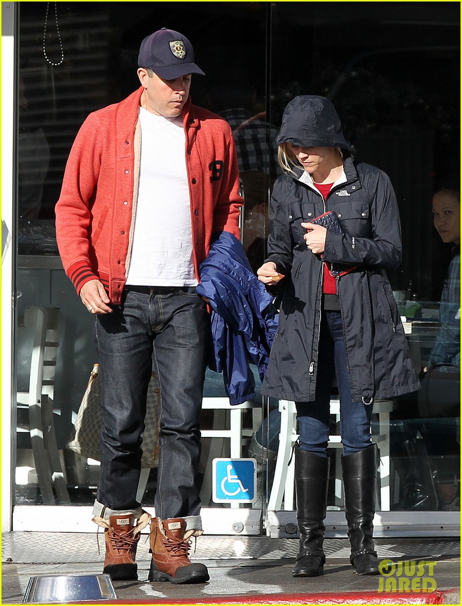 Reese Witherspoon & Hubby Jim Toth Share Adorable Moment! Photo