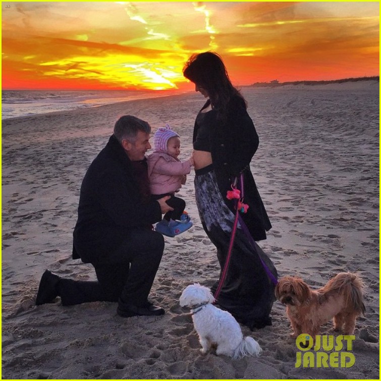 Alec & Hilaria Baldwin Reveal Pregnancy on New Year's Day! Photo(02)