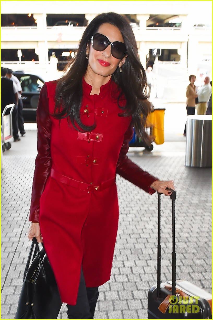 amal clooney may be the chicest traveler at lax 013288784