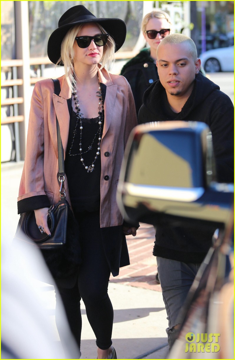ashlee simpson evan ross out together baby bump 013282292