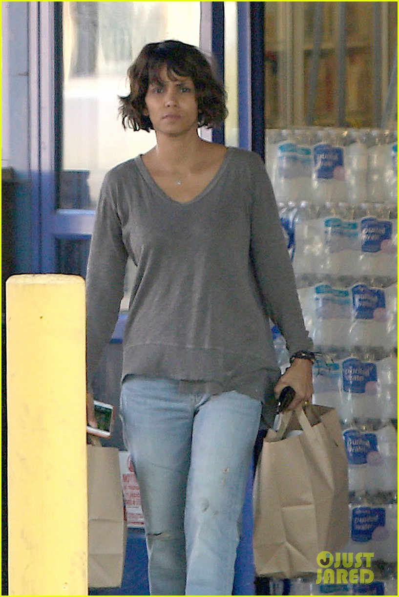 halle berry looks fresh faced steps out solo 023285373